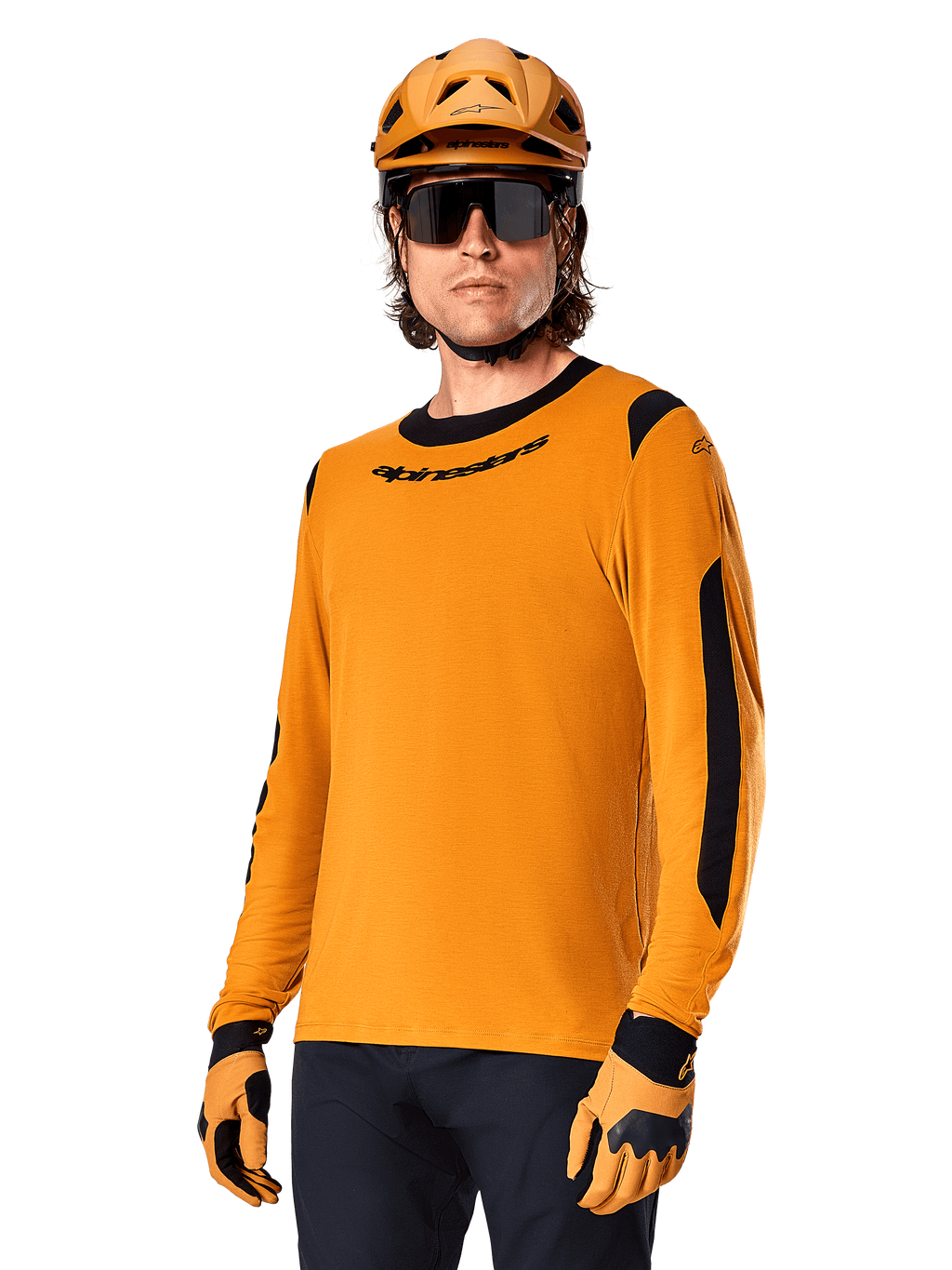 Alpinestars A-Dura Dri Wool Jersey - Long Sleeve, camisola de BTT de manga comprida, dourado escuro e preto, com mistura de lã merino para absorção de humidade e painéis de malha, ciclista com capacete, óculos de sol e luvas a condizer