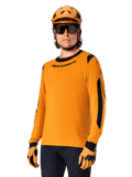 Alpinestars A-Dura Dri Wool Jersey - Long Sleeve, camisola de BTT de manga comprida, dourado escuro e preto, com mistura de lã merino para absorção de humidade e painéis de malha, ciclista com capacete, óculos de sol e luvas a condizer
