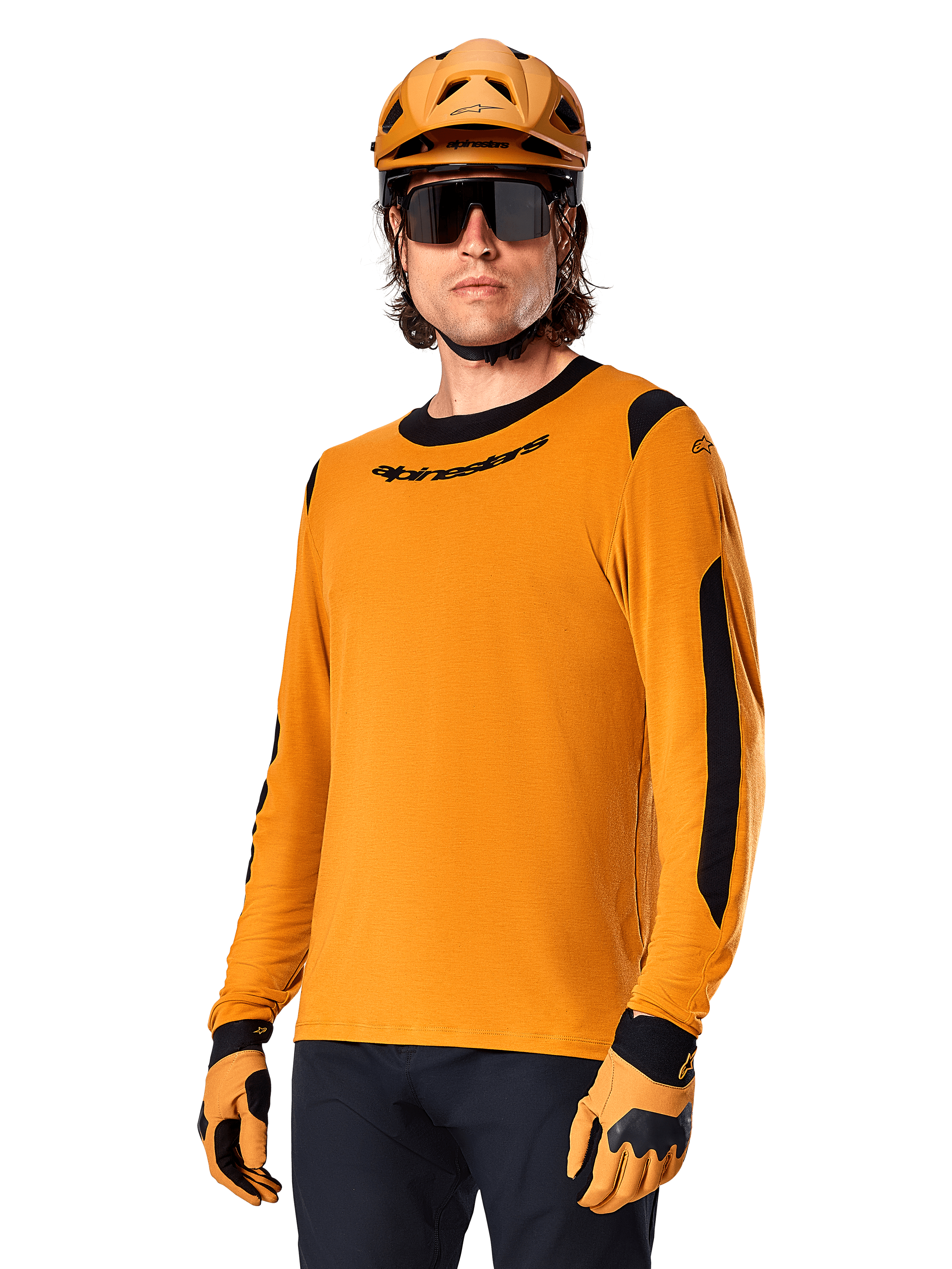 Alpinestars A-Dura Dri Wool Jersey - Long Sleeve, camisola de BTT de manga comprida, dourado escuro e preto, com mistura de lã merino para absorção de humidade e painéis de malha, ciclista com capacete, óculos de sol e luvas a condizer