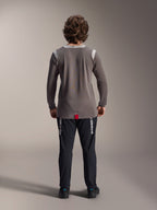 Alpinestars A-Dura Elite Pants e Jersey de Manga Comprida A-Dura Dri Wool, calças pretas com logótipo branco, jersey técnica cinzenta, vista traseira de conjunto de BTT, vestuário de ciclismo todo-o-terreno durável