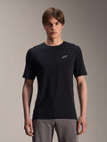 Alpinestars A-Dura Dri Wool Jersey de manga curta, preto, vestido por modelo masculino, pequeno logótipo Alpinestars branco no peito, vestuário de performance para ciclismo de trilhos MTB, tecido de lã drirelease® com absorção de humidade