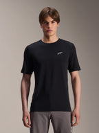 Alpinestars A-Dura Dri Wool Jersey de manga curta, preto, vestido por modelo masculino, pequeno logótipo Alpinestars branco no peito, vestuário de performance para ciclismo de trilhos MTB, tecido de lã drirelease® com absorção de humidade