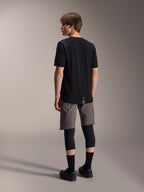 Camisola de Manga Curta Alpinestars A-Dura Dri Wool e Calções A-Dura Elite, vestuário de mountain bike em preto e cinzento escuro, com joelheiras e meias pretas, vista traseira de equipamento de ciclismo para performance fora de estrada
