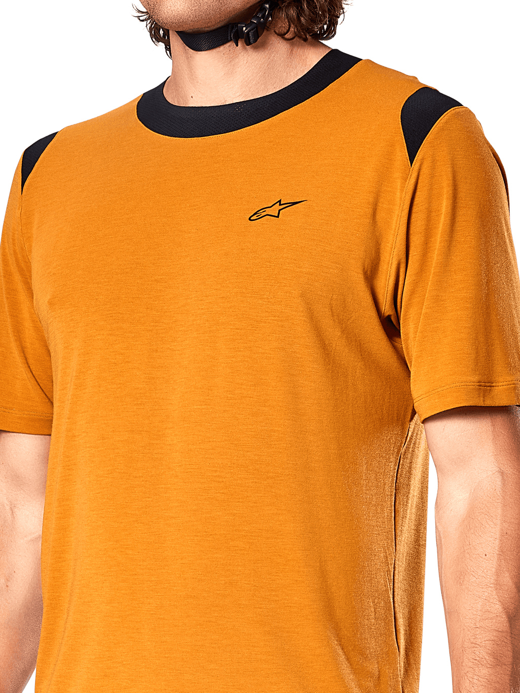 Camisola Alpinestars A-Dura Dri Wool, camisola de ciclismo de manga curta, cor dourado escuro, gola e painéis nos ombros em malha preta, pequeno logótipo preto no peito, vista frontal em grande plano