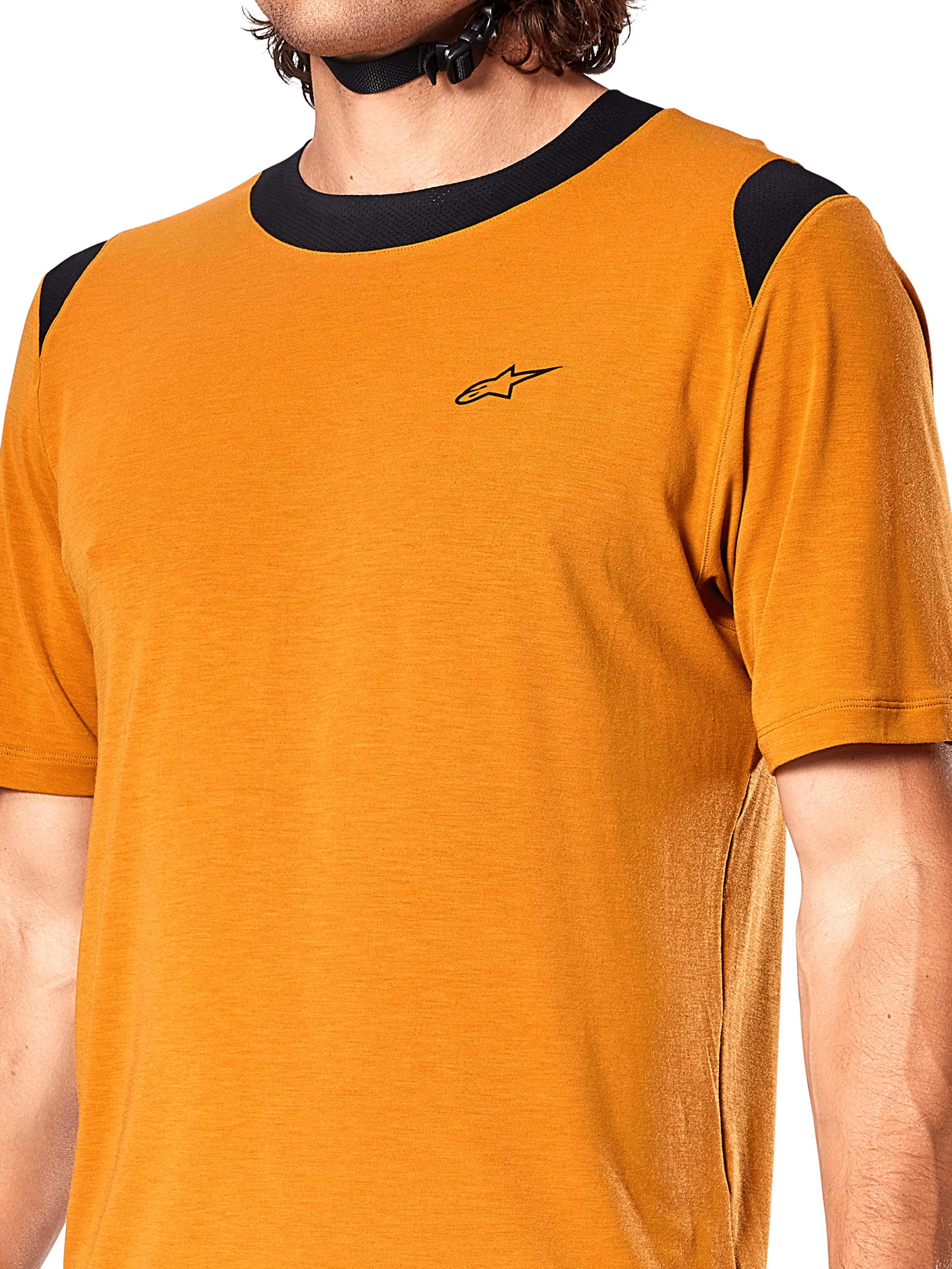 Camisola Alpinestars A-Dura Dri Wool, camisola de ciclismo de manga curta, cor dourado escuro, gola e painéis nos ombros em malha preta, pequeno logótipo preto no peito, vista frontal em grande plano