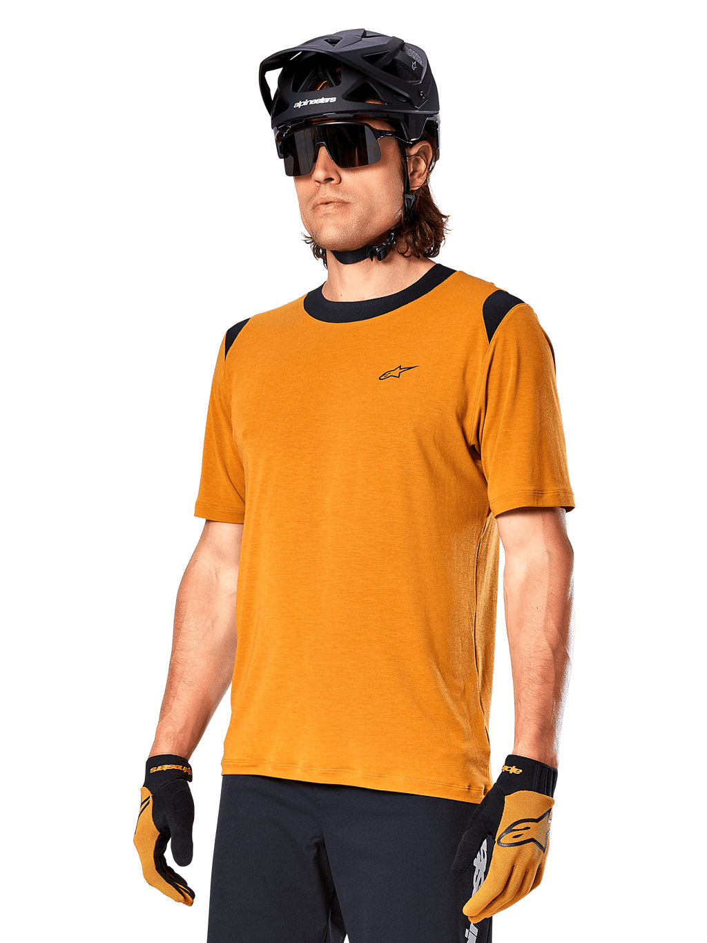 Alpinestars A-Dura Dri Wool Jersey - Manga Curta, camisola de ciclismo MTB, ouro escuro com detalhes pretos, camisola técnica de manga curta em mistura de lã com painéis pretos nos ombros, usada com capacete de MTB preto e luvas a condizer