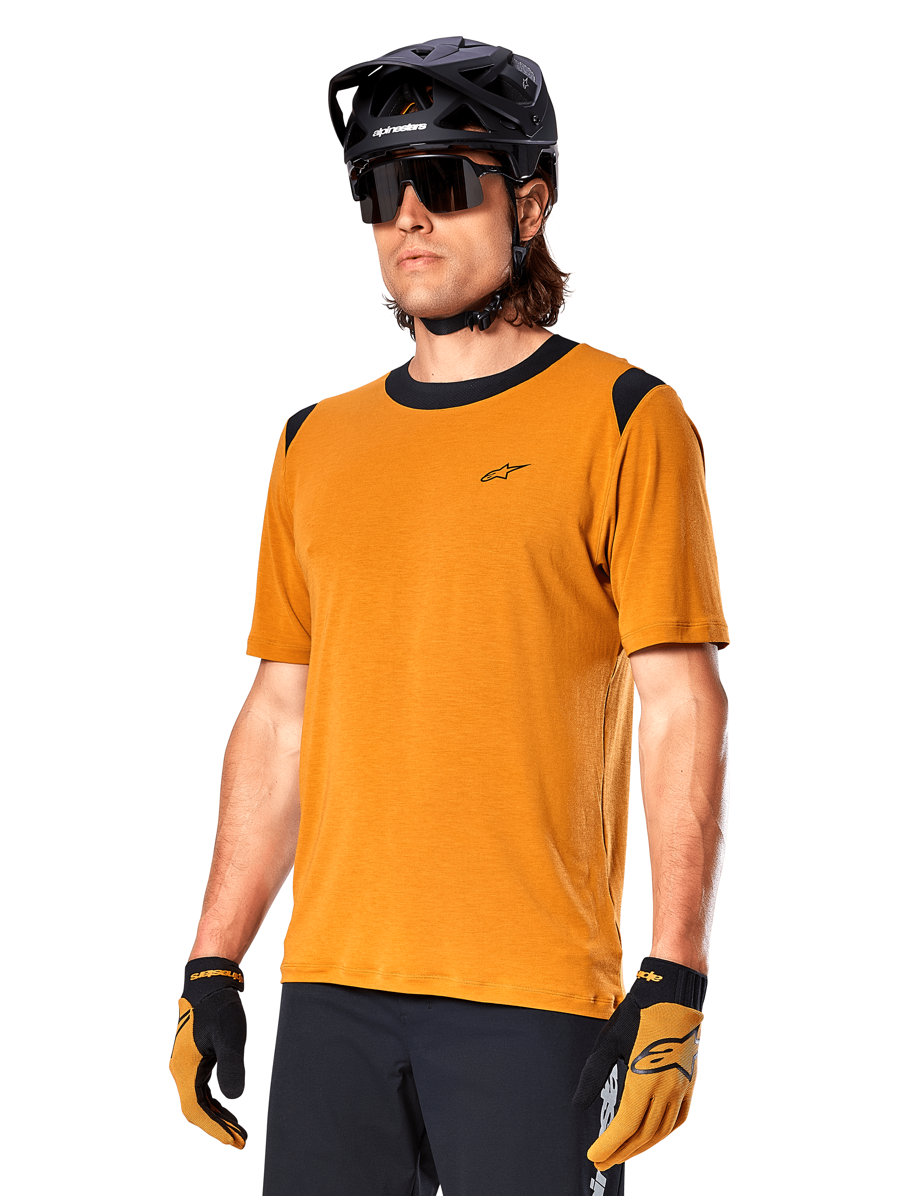 Alpinestars A-Dura Dri Wool Jersey - Manga Curta, camisola de ciclismo MTB, ouro escuro com detalhes pretos, camisola técnica de manga curta em mistura de lã com painéis pretos nos ombros, usada com capacete de MTB preto e luvas a condizer