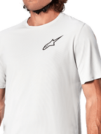 Alpinestars A-Aria Astar Jersey, camisola de ciclismo de manga curta, White Dove, vista detalhada com logótipo Astar preto no peito, material de poliéster texturado e respirável, ajuste de performance leve para BTT