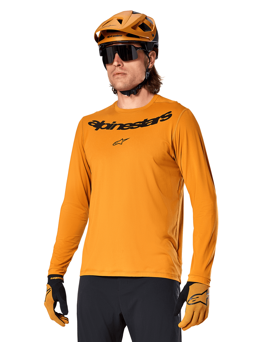 Camisola de manga comprida Alpinestars A-Dura Rocker, camisola de BTT, Dark Gold, pessoa a usar a camisola com capacete e luvas a condizer, visual desportivo coordenado com logótipo Alpinestars no peito