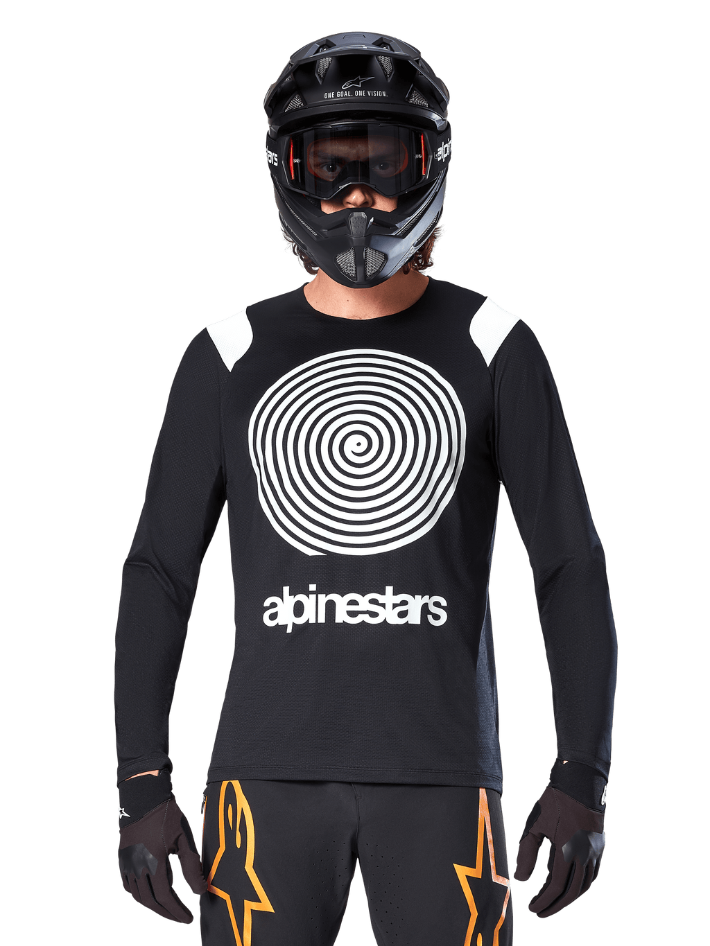Camisola de Manga Comprida Alpinestars A-Supra Oscar, preta com gráfico em espiral branco e detalhes nos ombros, usada por um ciclista com capacete integral preto e óculos de proteção, calças pretas e cor-de-laranja, equipamento de ciclismo de performance para MTB gravity