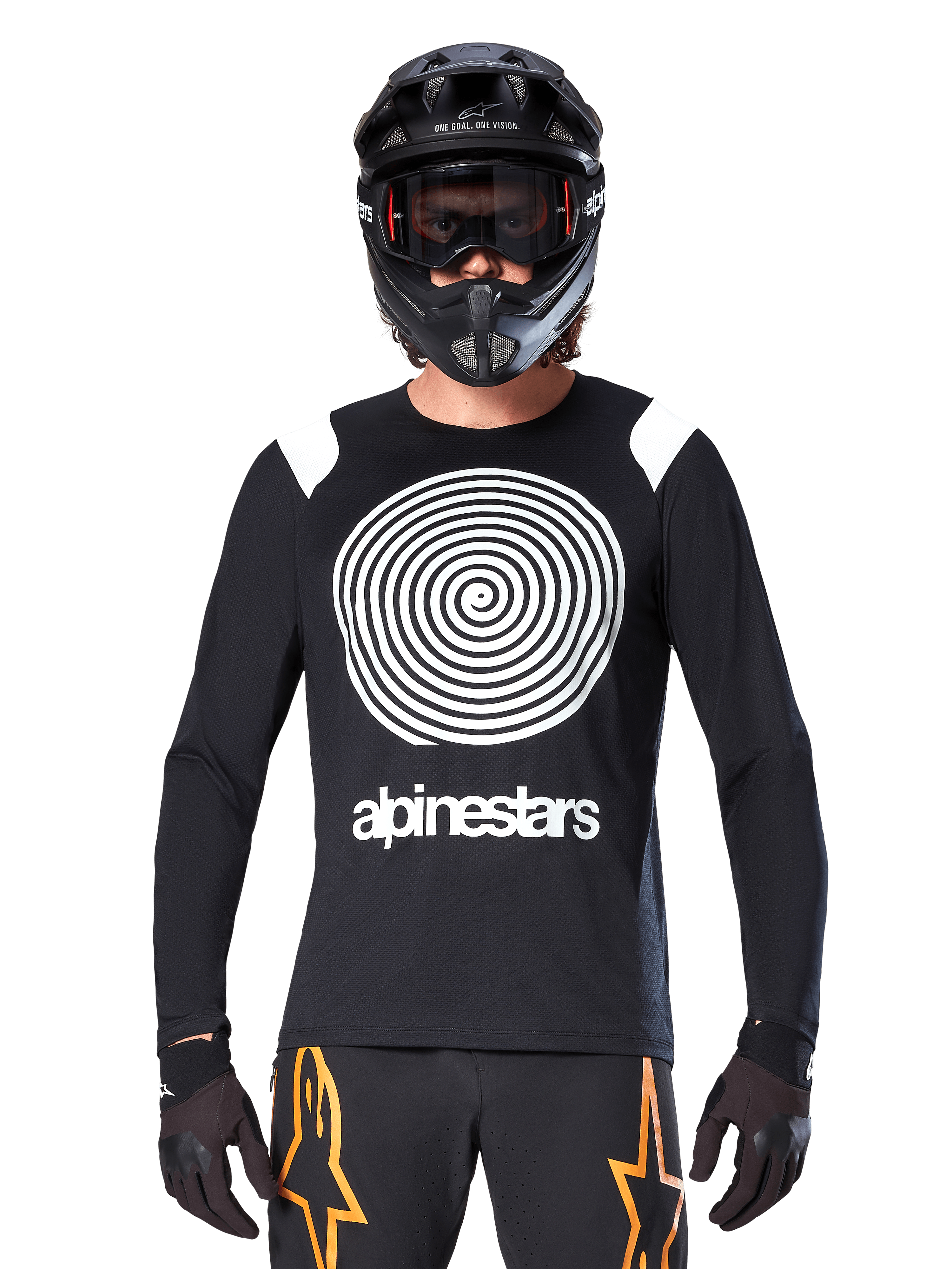 Camisola de Manga Comprida Alpinestars A-Supra Oscar, preta com gráfico em espiral branco e detalhes nos ombros, usada por um ciclista com capacete integral preto e óculos de proteção, calças pretas e cor-de-laranja, equipamento de ciclismo de performance para MTB gravity