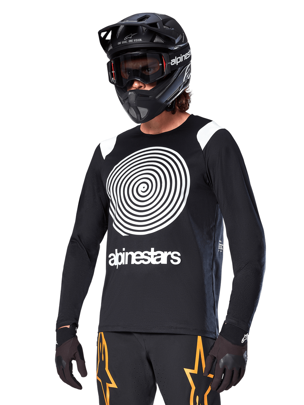 Alpinestars A-Supra Oscar Jersey de Manga Comprida, jersey de ciclismo MTB, preto e branco, com um design de espiral branca arrojado e logótipo Alpinestars no peito, usada com capacete integral preto e óculos de proteção, vestuário de performance para BTT