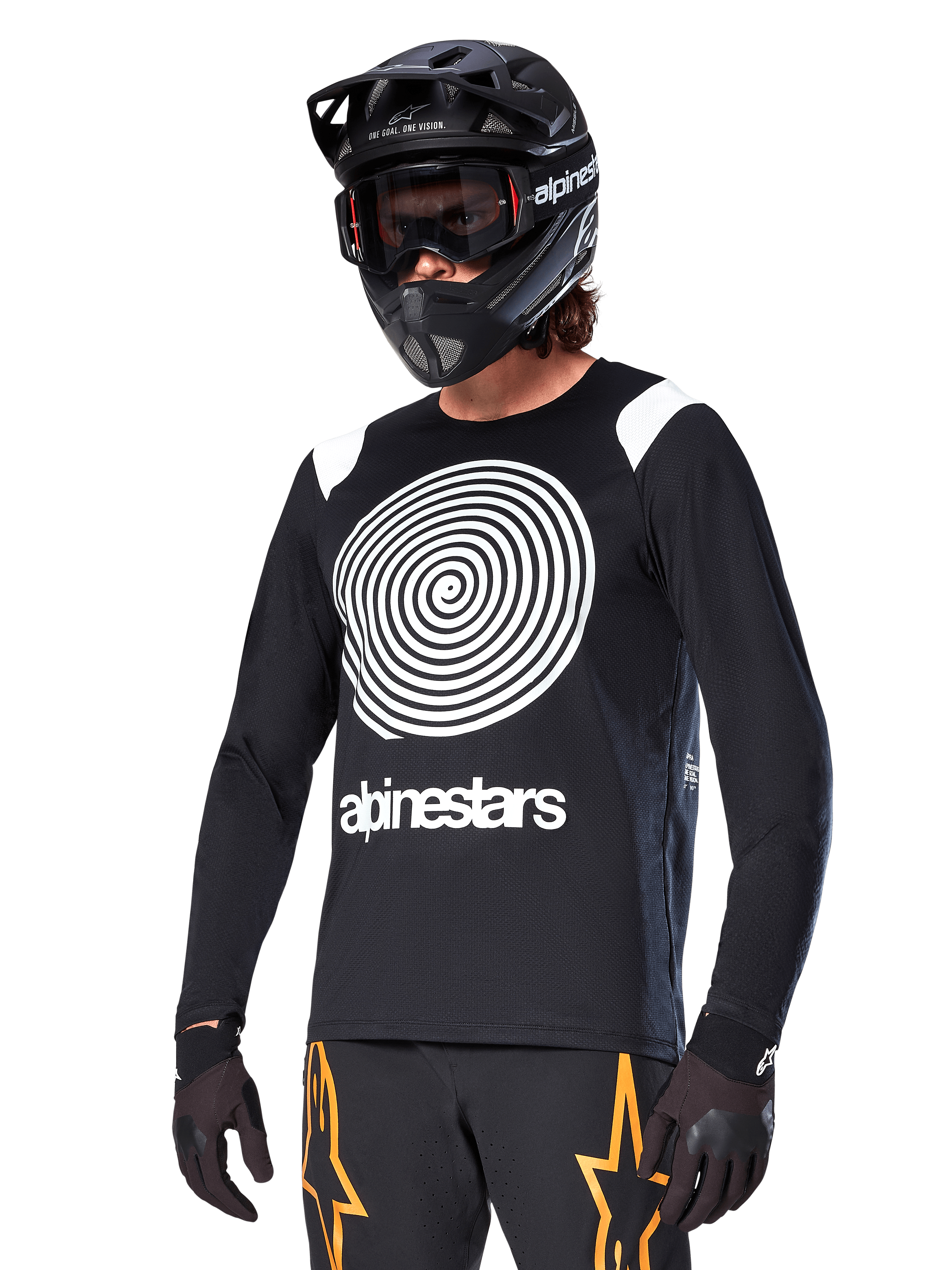 Alpinestars A-Supra Oscar Jersey de Manga Comprida, jersey de ciclismo MTB, preto e branco, com um design de espiral branca arrojado e logótipo Alpinestars no peito, usada com capacete integral preto e óculos de proteção, vestuário de performance para BTT