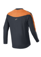 Alpinestars A-Supra Race Jersey - Manga Comprida, camisola de MTB, preta e cor-de-laranja, vista traseira mostrando os painéis cor-de-laranja nos ombros e mangas, pequeno logótipo Alpinestars na parte superior das costas, design com cauda mais longa para cobertura em ciclismo