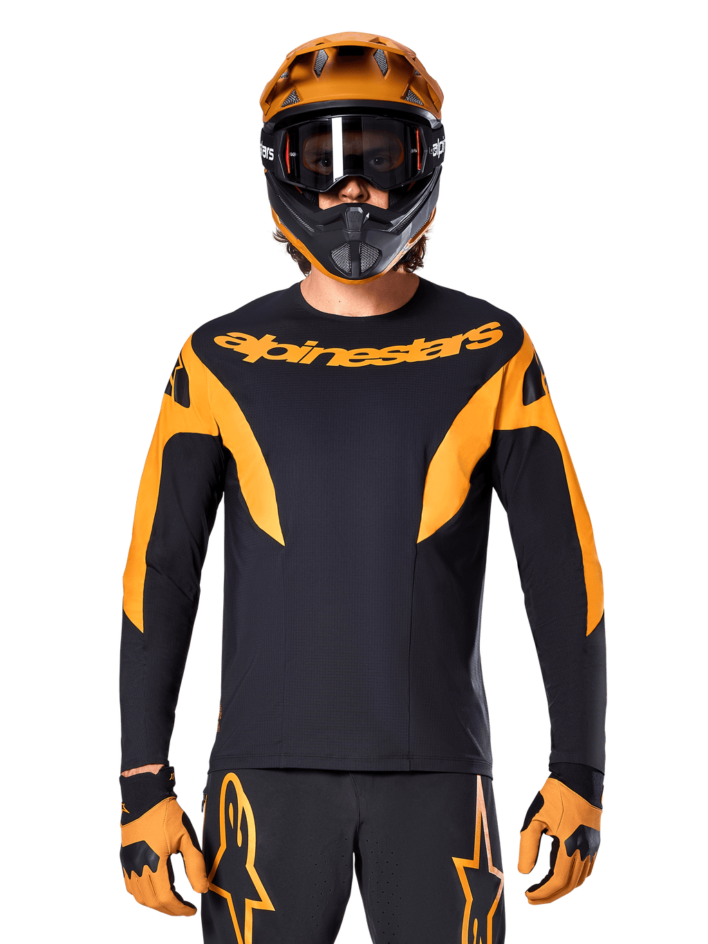 Ciclista de BTT equipado com camisola Alpinestars A-Supra Race de manga comprida, preta com gráficos cor de laranja e logótipo no peito, acompanhada por capacete integral laranja, óculos de proteção pretos e luvas cor de laranja, equipamento de competição coordenado para performance em BTT
