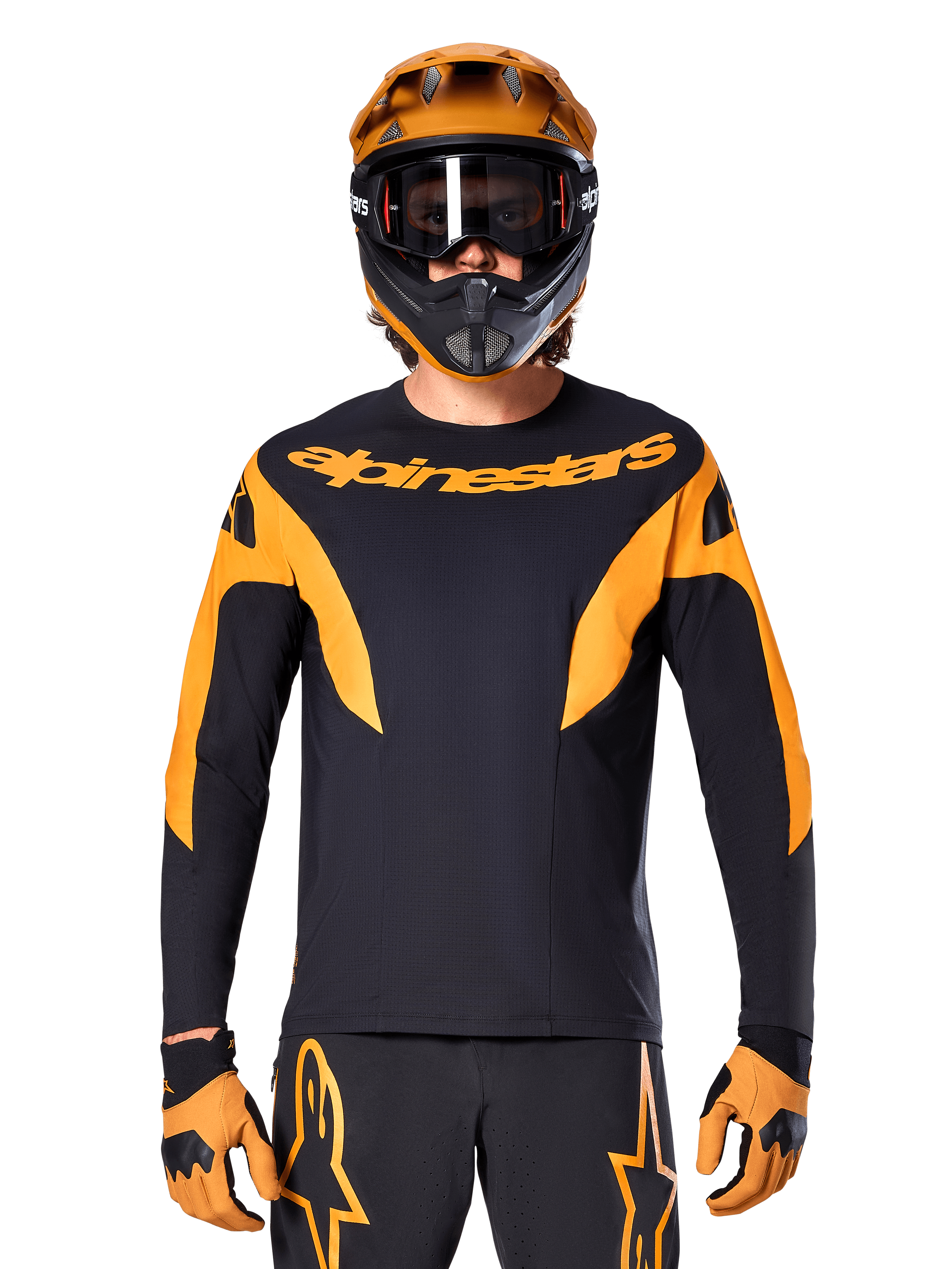 Ciclista de BTT equipado com camisola Alpinestars A-Supra Race de manga comprida, preta com gráficos cor de laranja e logótipo no peito, acompanhada por capacete integral laranja, óculos de proteção pretos e luvas cor de laranja, equipamento de competição coordenado para performance em BTT