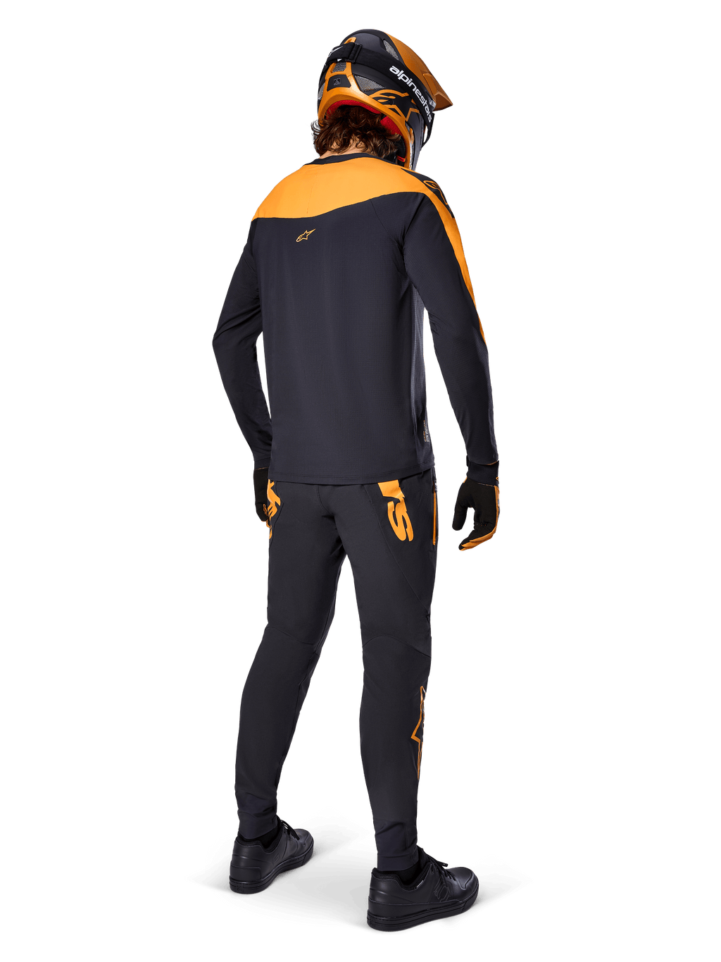 Camisola A-Supra Race - Manga Comprida, preto e laranja, vista traseira de um ciclista com calças de MTB a condizer, capacete e luvas em laranja e preto, equipamento de performance para corridas de mountain bike