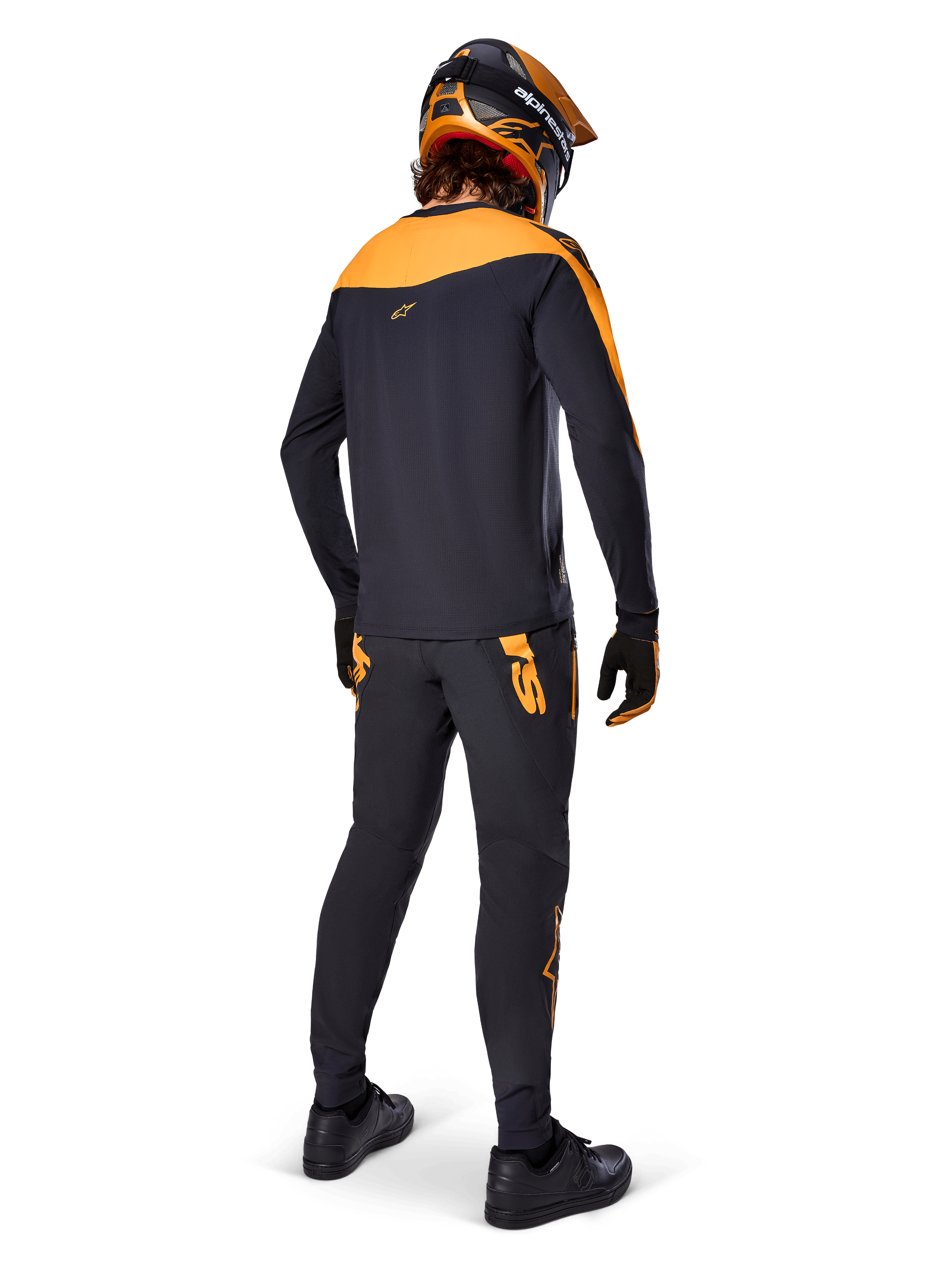 Camisola A-Supra Race - Manga Comprida, preto e laranja, vista traseira de um ciclista com calças de MTB a condizer, capacete e luvas em laranja e preto, equipamento de performance para corridas de mountain bike