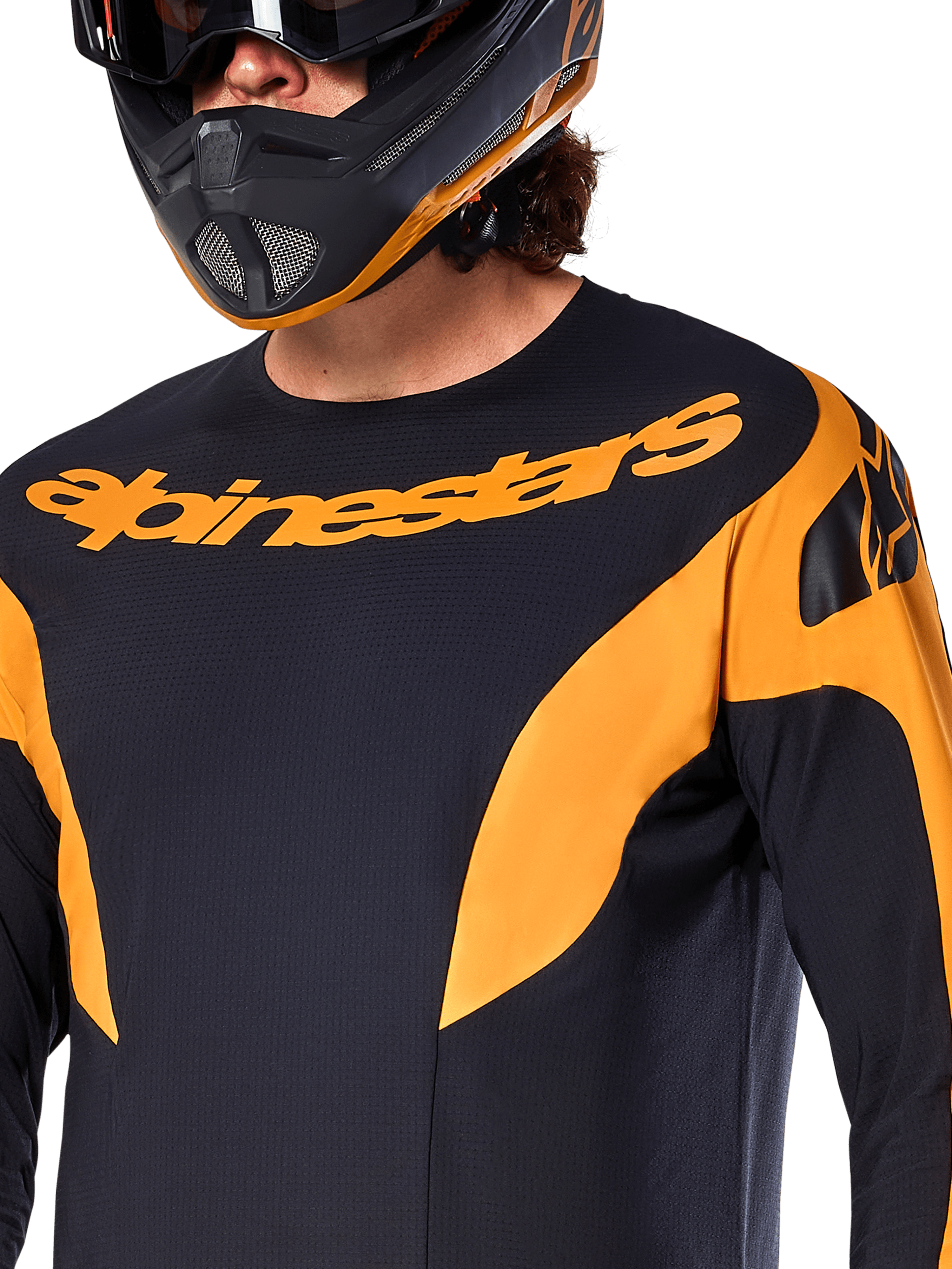 Alpinestars A-Supra Race Jersey - Manga Comprida, camisola de MTB, preta com painéis gráficos laranja, logótipo Alpinestars laranja no peito, exibida num piloto com capacete integral condizente em preto e laranja, vestuário de performance para corridas de MTB
