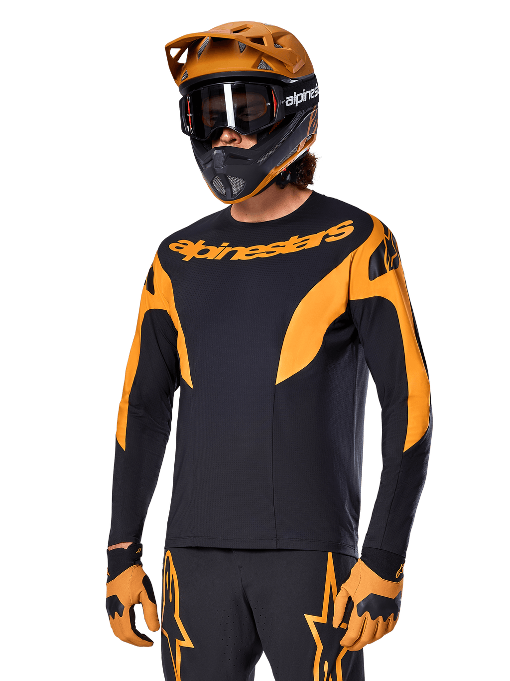 Alpinestars A-Supra Race Jersey - Manga Comprida, camisola de ciclismo MTB, preto e laranja, usada com capacete e luvas a condizer, com a marca Alpinestars no peito e detalhes estilizados nas mangas, ajuste de performance para corridas fora de estrada