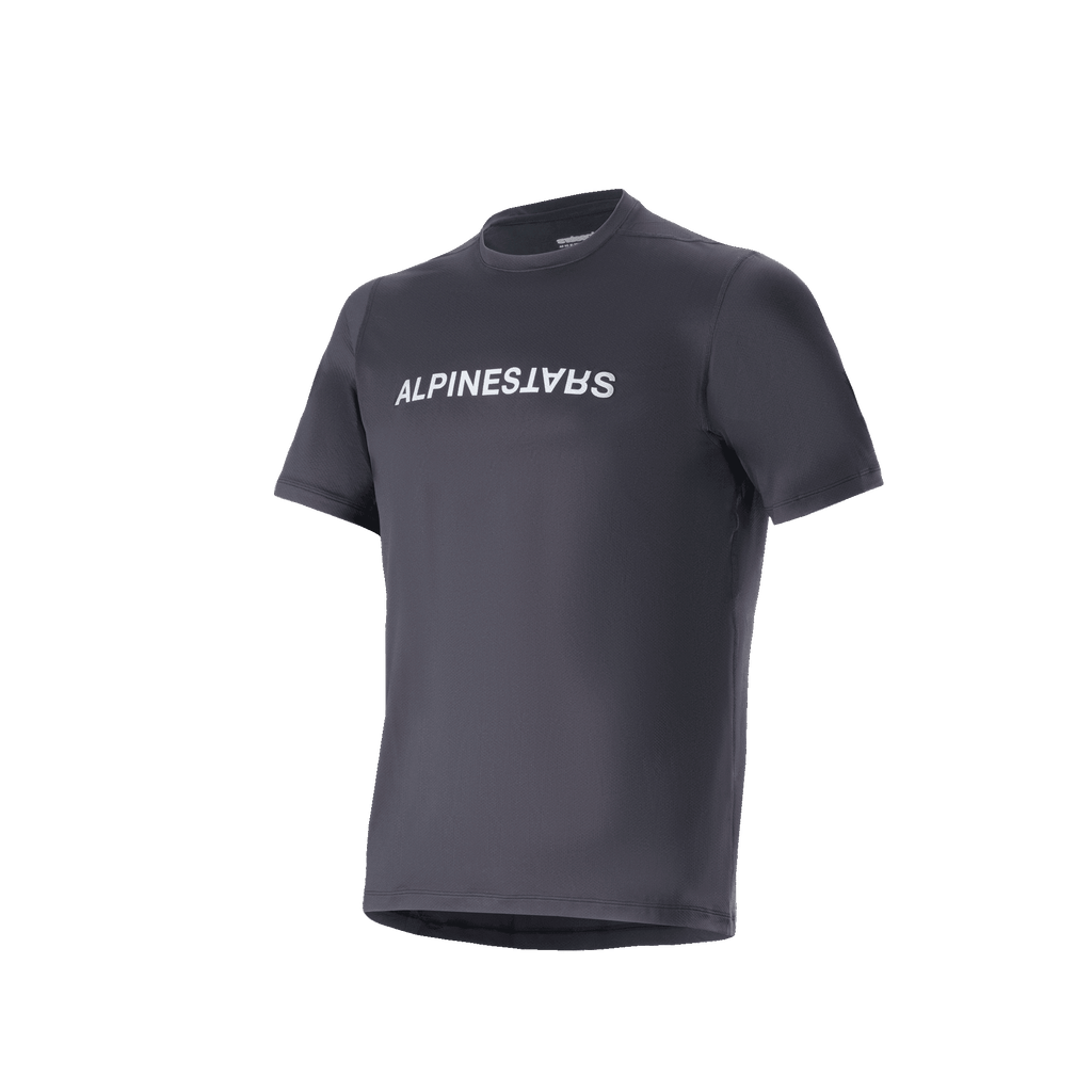 Camisola Alpinestars A-Dura Switch de manga curta, preta, com logótipo Alpinestars branco no peito, tecido jacquard leve com absorção de humidade, vestuário de performance casual para BTT