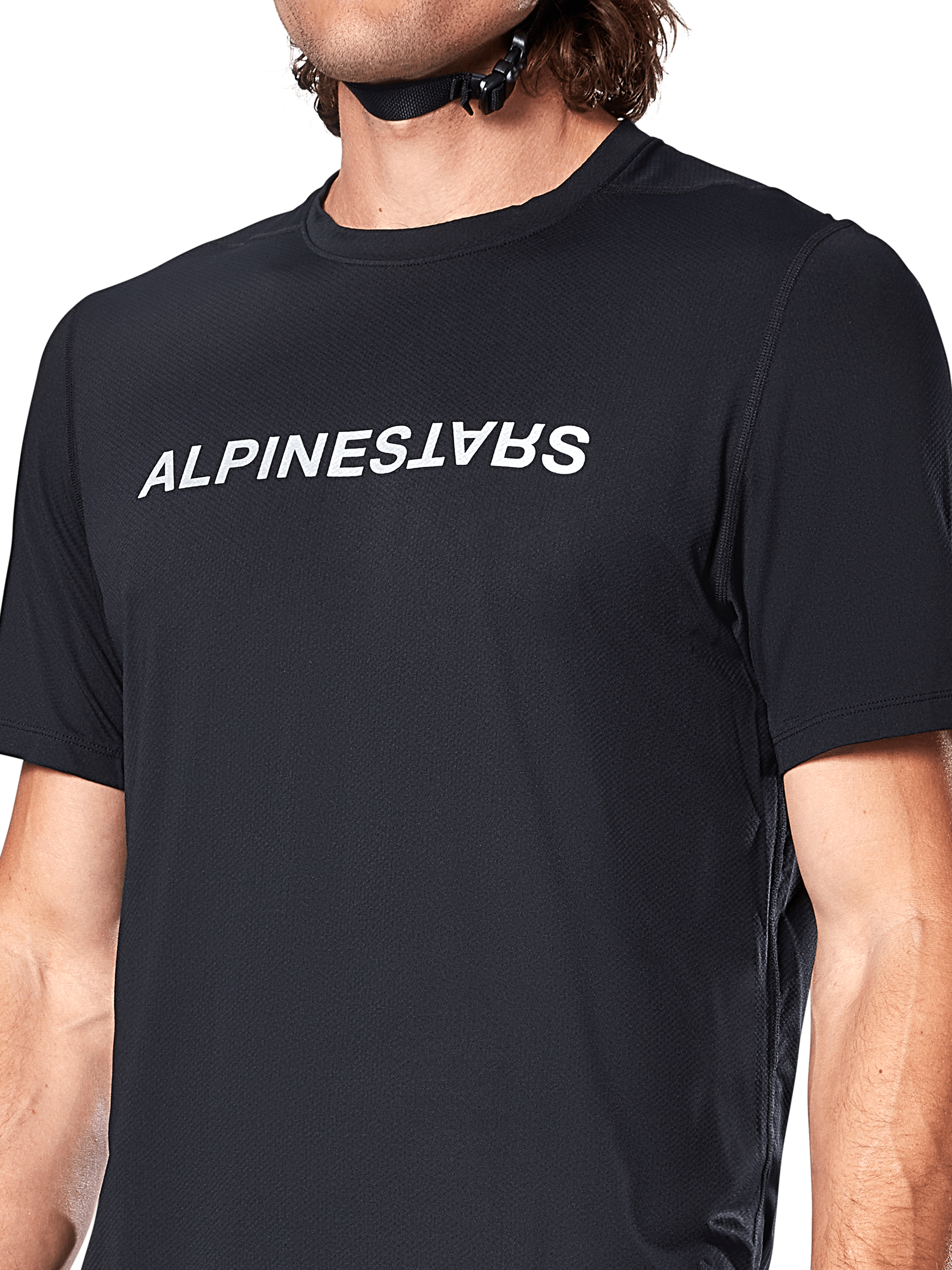 Camisola de manga curta Alpinestars A-Dura Switch, preta, com logótipo branco grande impresso no peito, textura de tecido jacquard de performance, vista frontal aproximada