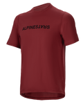 Alpinestars A-Dura Switch Jersey, camisola de manga curta para BTT, cor bordeaux com logótipo preto no peito, tecido leve com absorção de humidade, gola redonda e cauda longa, concebida para ciclismo de montanha