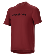 Alpinestars A-Dura Switch Jersey, camisola de manga curta para BTT, cor bordeaux com logótipo preto no peito, tecido leve com absorção de humidade, gola redonda e cauda longa, concebida para ciclismo de montanha