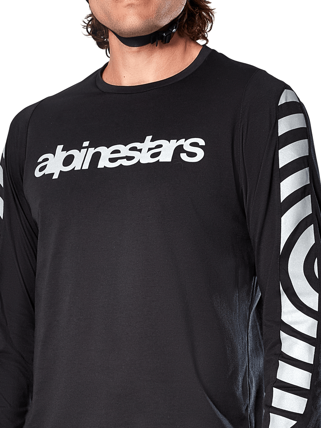 Camisola de Manga Comprida Alpinestars A-Dura Dri Oscar, Preto Refletor, vista em pormenor mostrando o logótipo Alpinestars branco no peito e gráficos circulares refletores nas mangas, vestuário técnico de ciclismo para BTT