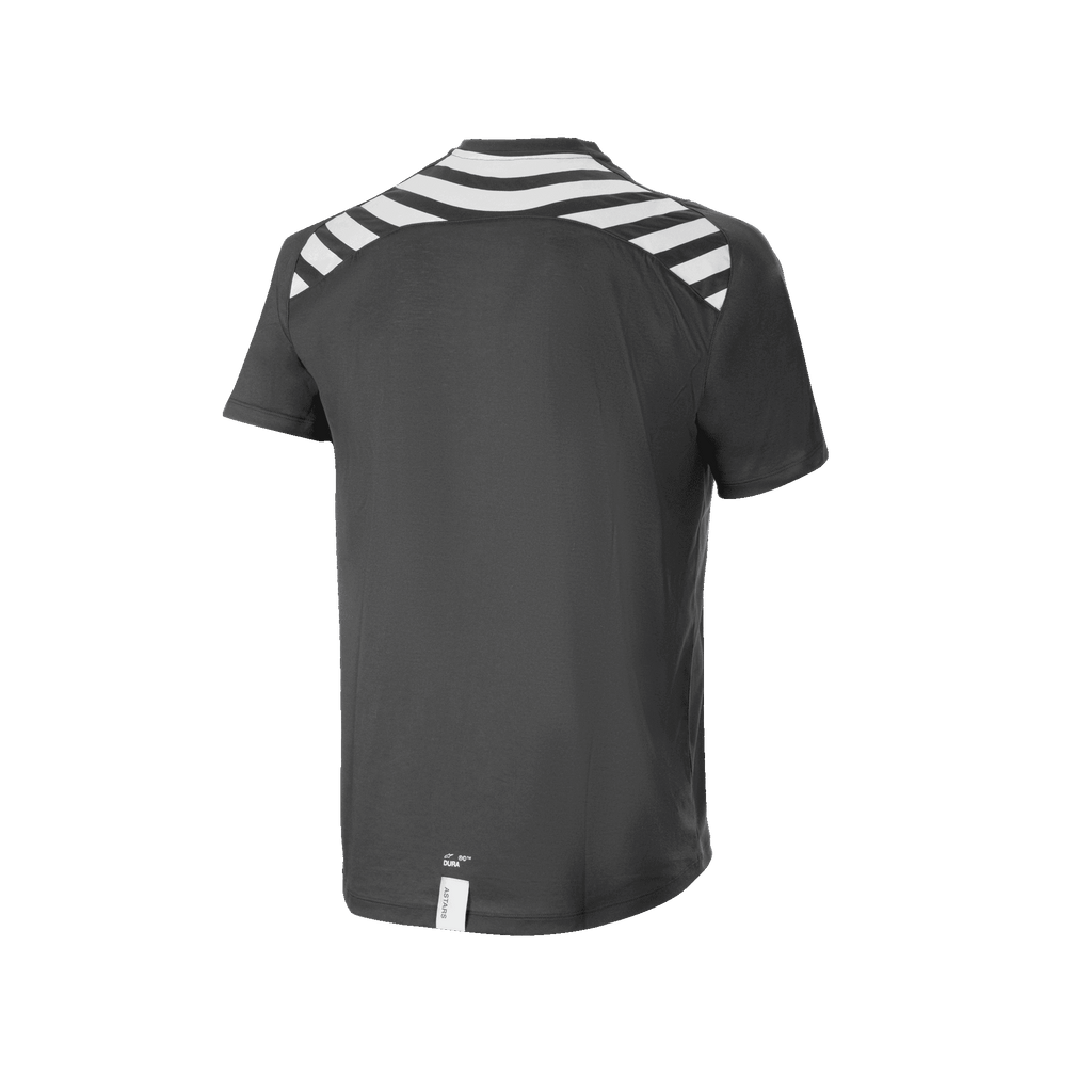 Alpinestars A-Dura Dri Oscar Short Sleeve Jersey, camisola de MTB, preto refletor, vista traseira com riscas diagonais brancas nos ombros e nas costas, bainha traseira mais comprida para maior cobertura ao pedalar