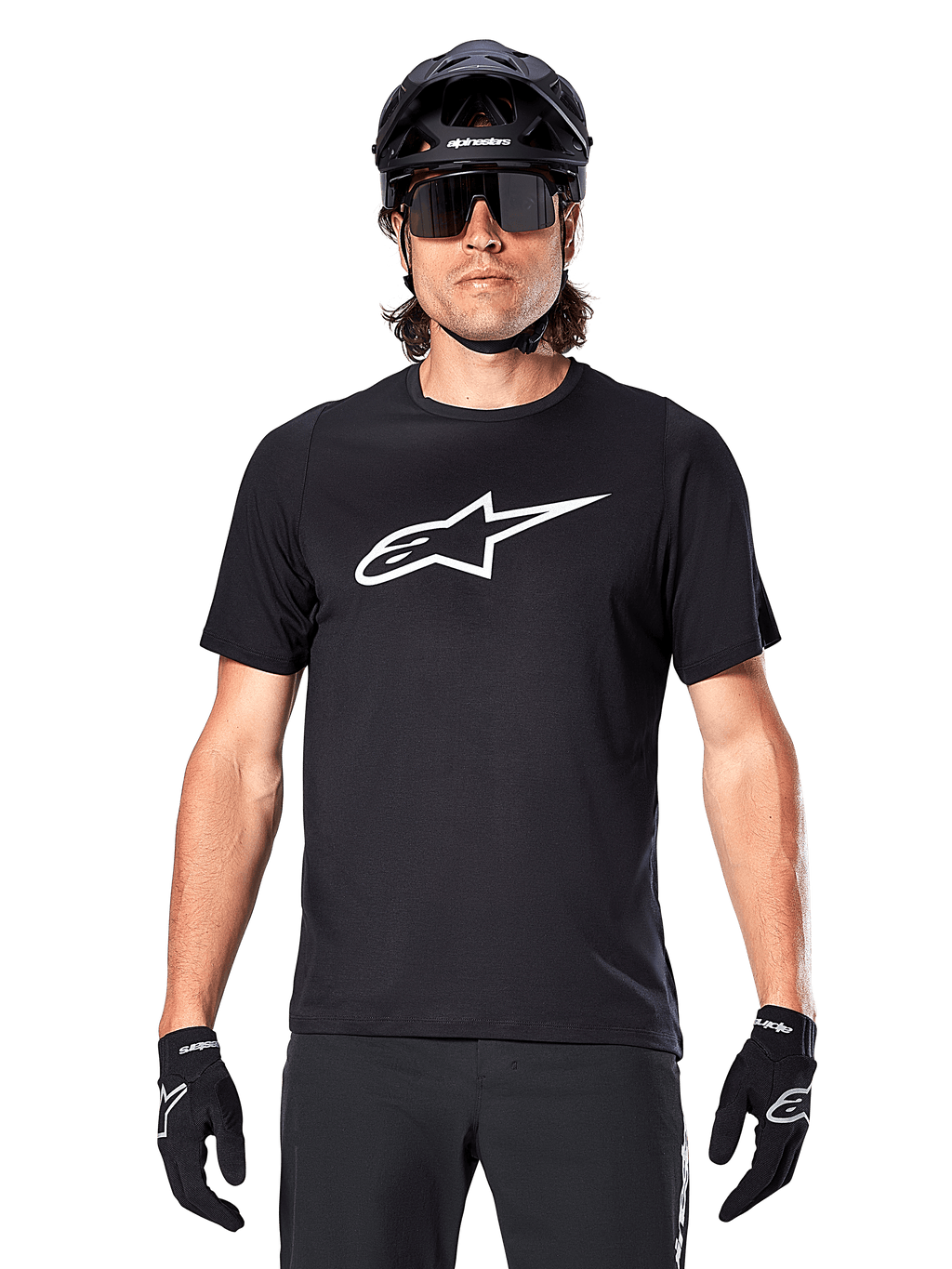 Alpinestars A-Dura Dri Oscar Jersey - Manga Curta, Preto Refletor, usada com capacete de MTB preto, óculos de sol e luvas, apresentando um logótipo branco proeminente no peito, equipamento de performance para mountain bike