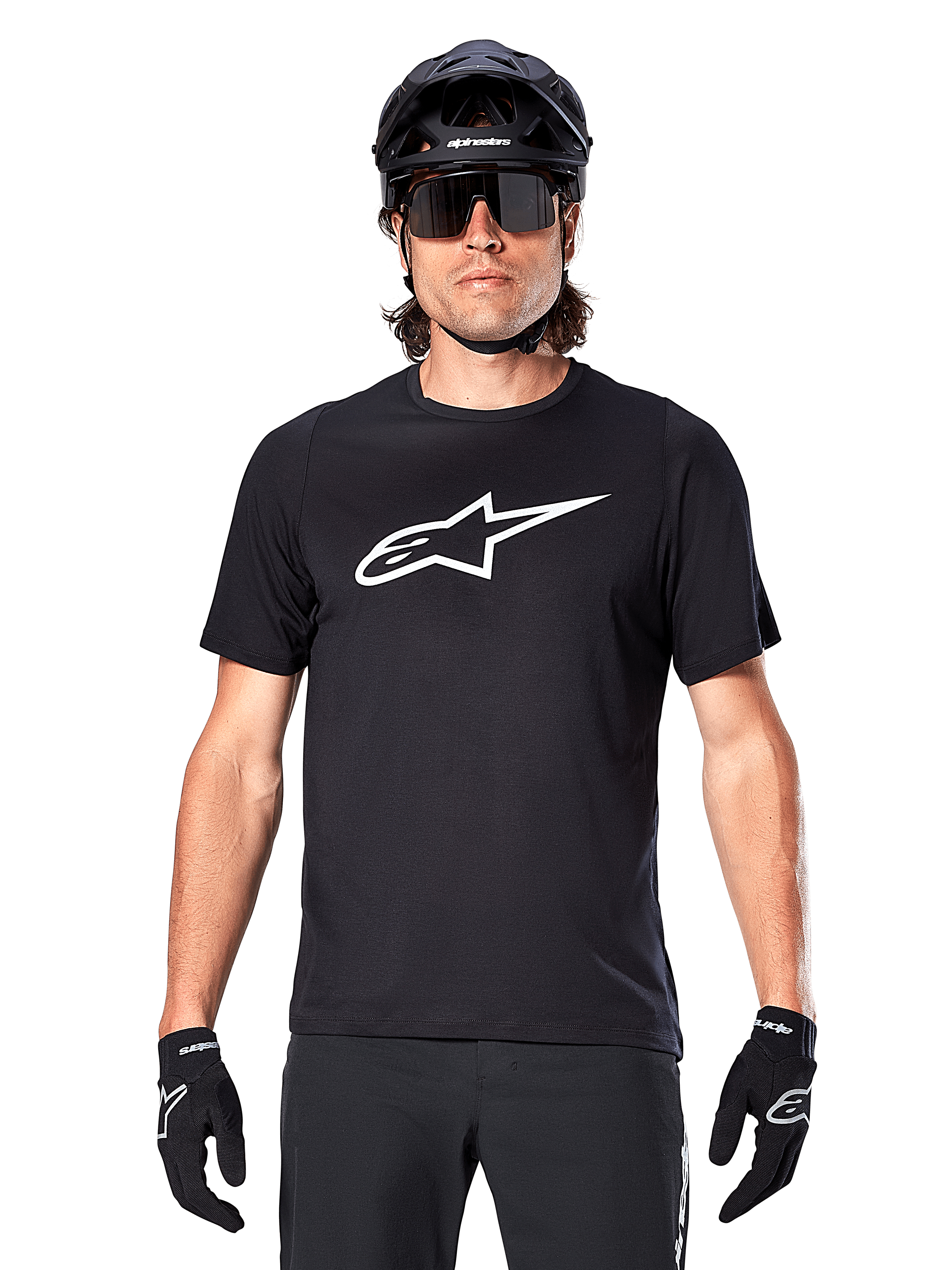 Alpinestars A-Dura Dri Oscar Jersey - Manga Curta, Preto Refletor, usada com capacete de MTB preto, óculos de sol e luvas, apresentando um logótipo branco proeminente no peito, equipamento de performance para mountain bike