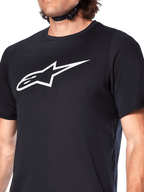 Alpinestars A-Dura Dri Oscar Jersey, camisola de MTB de manga curta, preto refletor, com um logótipo Alpinestars grande em branco no peito, tecido técnico de gestão de humidade para BTT