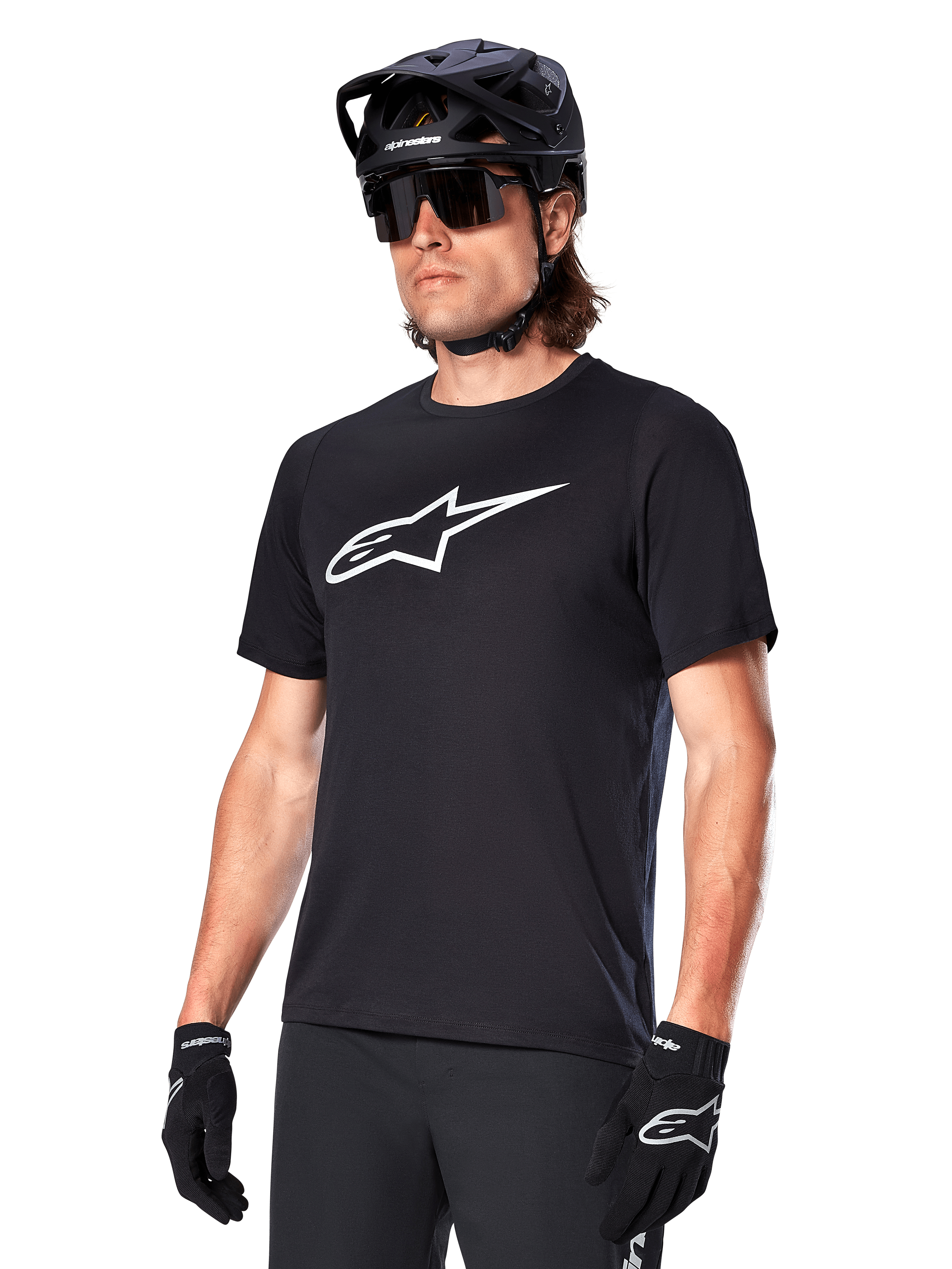 Alpinestars A-Dura Dri Oscar Jersey, camisola de ciclismo BTT de manga curta, preta com logótipo branco, tecido técnico de alto desempenho com gestão de humidade, usada com capacete preto, óculos de sol e luvas