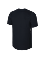 Camisola Alpinestars A-Dura Jovem de Manga Curta, preta, vista traseira com logótipo Astars vertical e branding A-DURA na lateral, tecido de alto desempenho com absorção de humidade para MTB jovem, design de cauda mais longa para maior cobertura