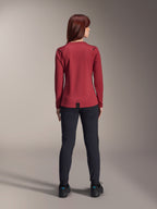 Calças Térmicas Alpinestars Stella A-Dura, calças de BTT para mulher, pretas, usadas com uma camisola térmica de manga comprida cor de vinho, vista traseira que mostra o ajuste técnico e a construção para ciclismo em clima frio.