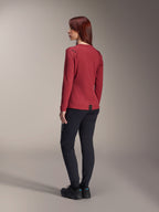Alpinestars Stella A-Dura Thermal Jersey, camisola de BTT de manga comprida para mulher, cor de vinho, vista traseira realçando a cauda alongada e a textura do tecido térmico, usada com calças de BTT pretas e calçado preto