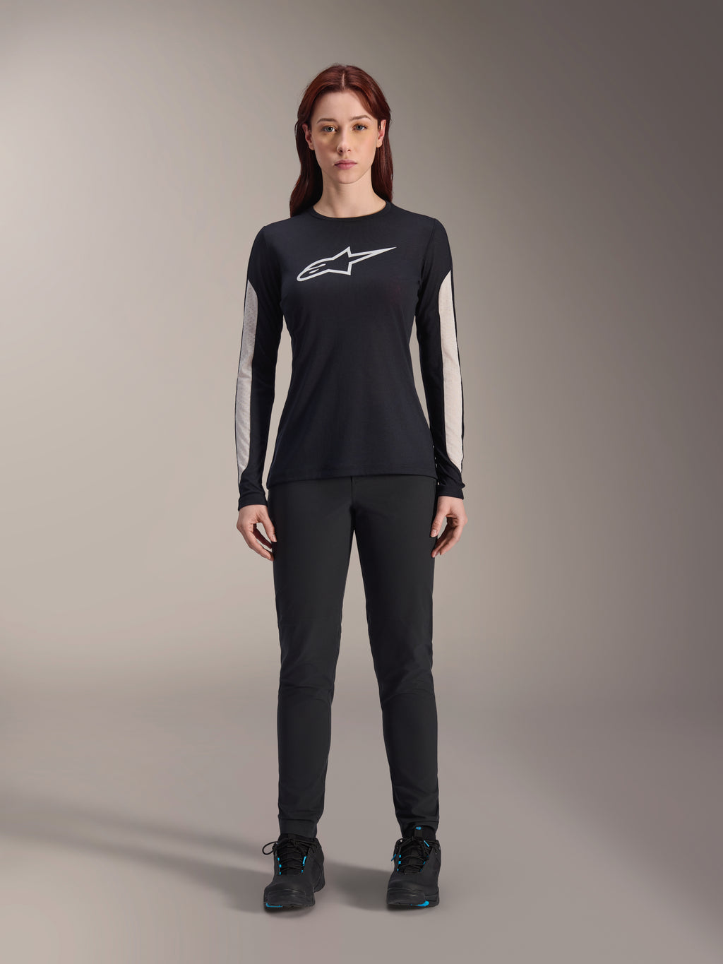 Alpinestars Stella A-Dura Pants para mulher, calças de MTB pretas, com um ajuste feminino específico e design aerodinâmico, combinadas com camisola preta de manga comprida e sapatos de ciclismo pretos, equipamento durável para mountain bike fora de estrada