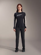 Alpinestars Stella A-Dura Pants para mulher, calças de MTB pretas, com um ajuste feminino específico e design aerodinâmico, combinadas com camisola preta de manga comprida e sapatos de ciclismo pretos, equipamento durável para mountain bike fora de estrada