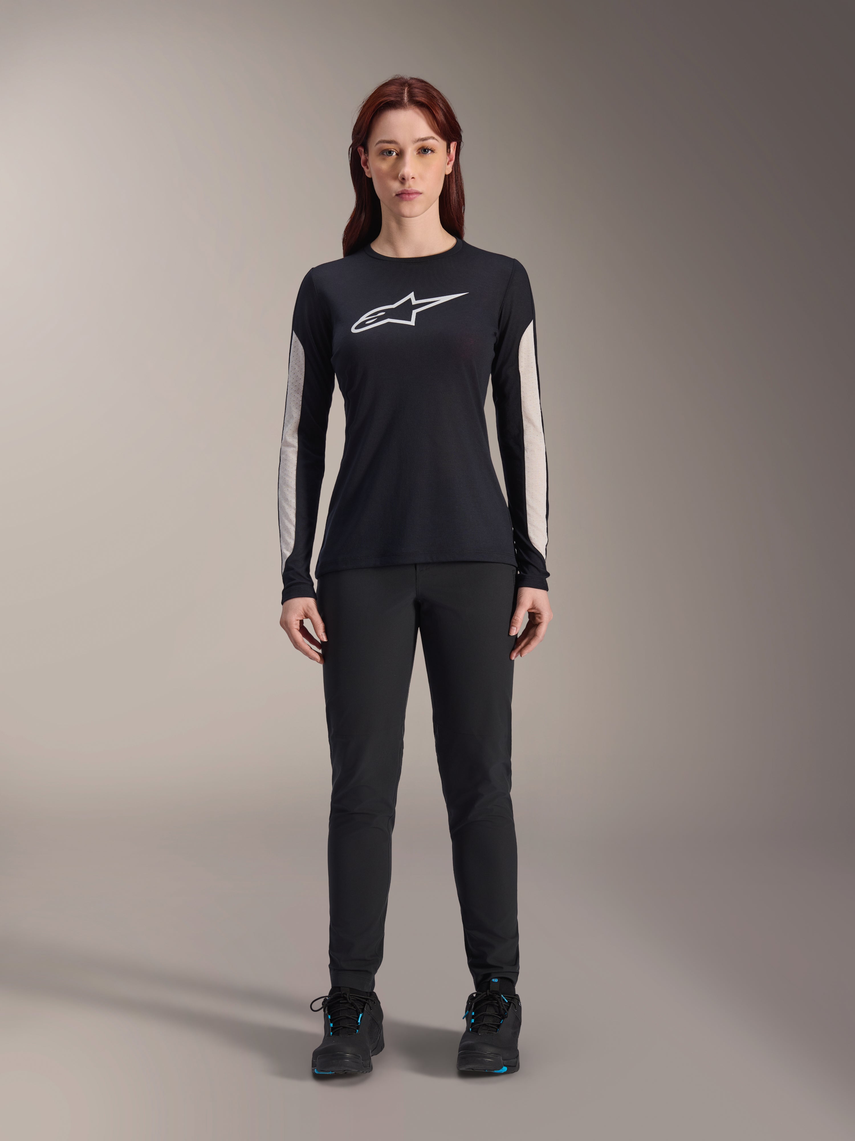 Alpinestars Stella A-Dura Pants para mulher, calças de MTB pretas, com um ajuste feminino específico e design aerodinâmico, combinadas com camisola preta de manga comprida e sapatos de ciclismo pretos, equipamento durável para mountain bike fora de estrada