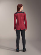 Alpinestars Stella A-Dura Dri Astar Jersey de Manga Comprida para Mulher, vermelho borgonha com painéis de malha pretos nos ombros, vestuário técnico de MTB visto de costas com calças pretas, design de cauda longa para maior cobertura ao pedalar