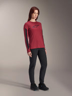Camisola de Manga Comprida Alpinestars Stella A-Dura Dri Astar para Mulher, vermelho bordeaux com logótipo preto no peito e painéis de malha pretos nas mangas, usada com calças técnicas pretas e sapatos de ciclismo pretos, vestuário de BTT de alta performance para mulher
