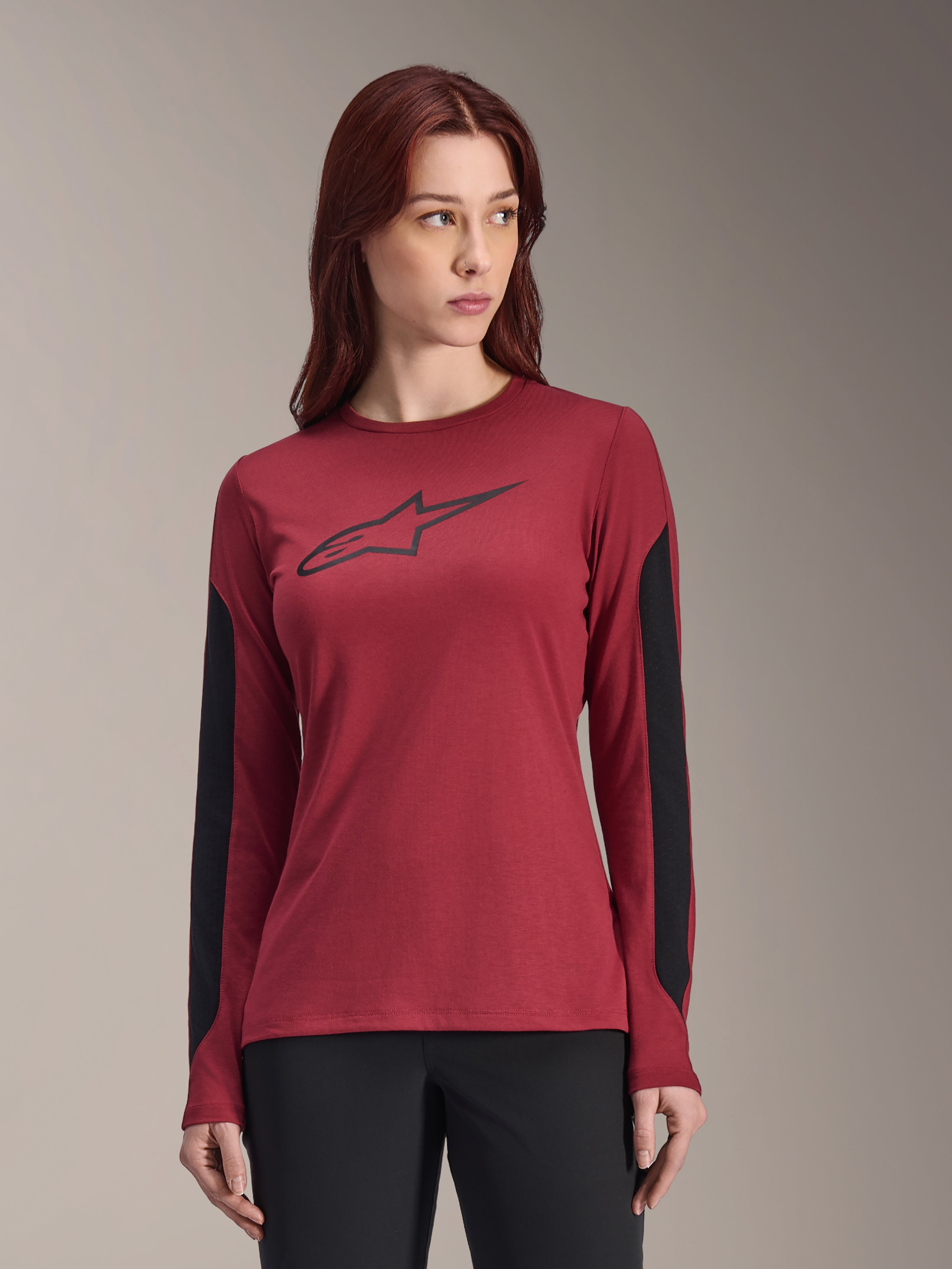 Alpinestars Stella A-Dura Dri Astar Jersey para mulher, camisola de manga comprida, vermelho bordeaux com painéis laterais pretos, logótipo preto no peito, vestuário de BTT para trilhos com absorção de humidade, corte específico para mulher