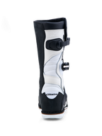 Alpinestars Tech-T, botas de moto para trial, pretas e brancas, couro com zonas de acordeão, vista traseira.