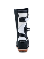 Alpinestars Tech-T, botas de moto para trial, pretas e brancas, certificadas CE, construção em couro com sola de borracha aderente, vista traseira.