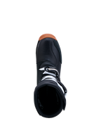 Alpinestars botas Tech-T, botas de trial pretas e brancas com sola de borracha, vista superior da abertura e fivelas.