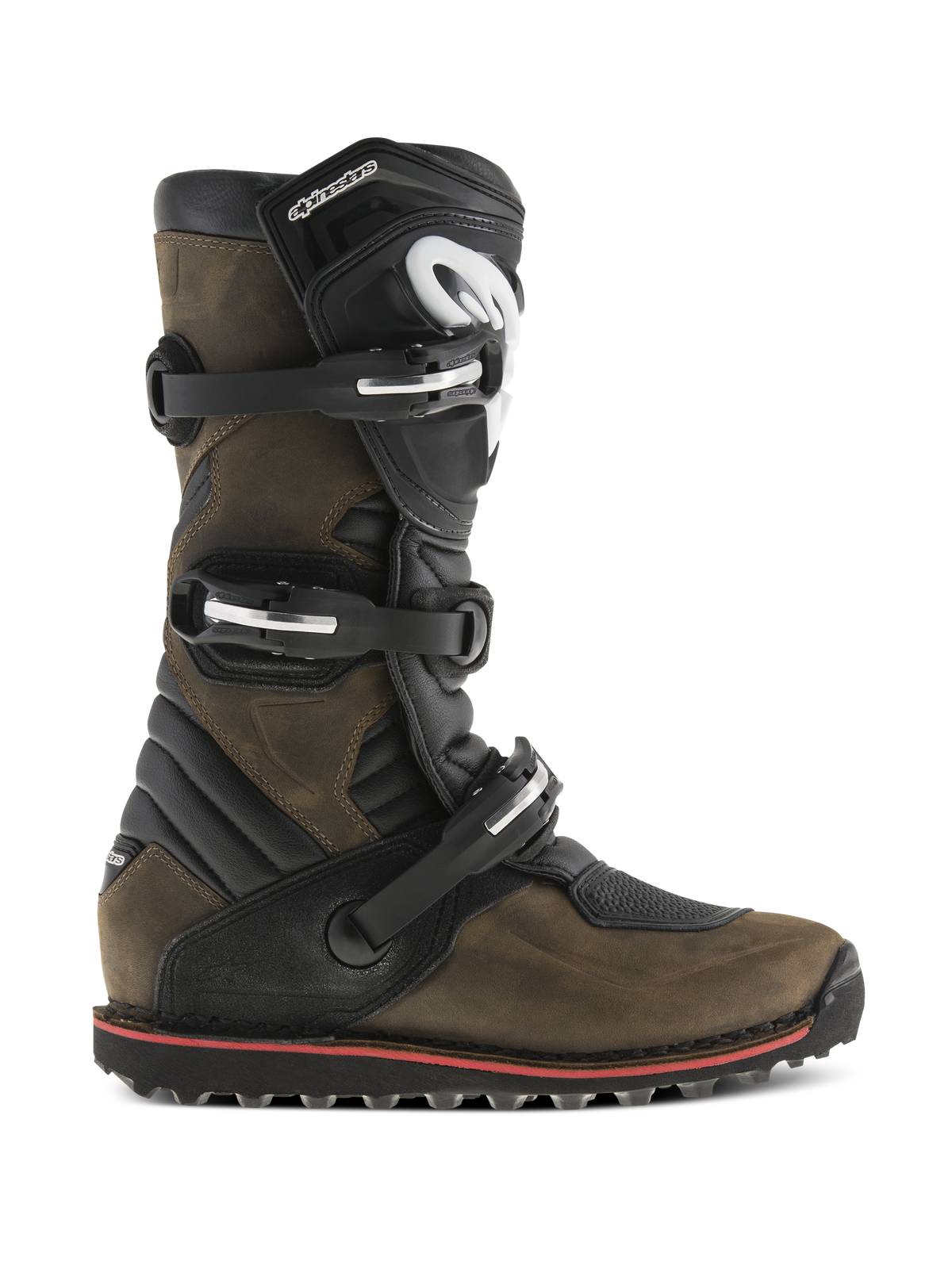 Botas Alpinestars Tech-T, botas de trial para motociclismo, em castanho oleado e preto, vista de perfil lateral com sistema de fecho de três fivelas, placa de canela ergonómica com logótipo branco, sola texturizada robusta com uma linha vermelha, concebidas para a prática de trial em todo-o-terreno