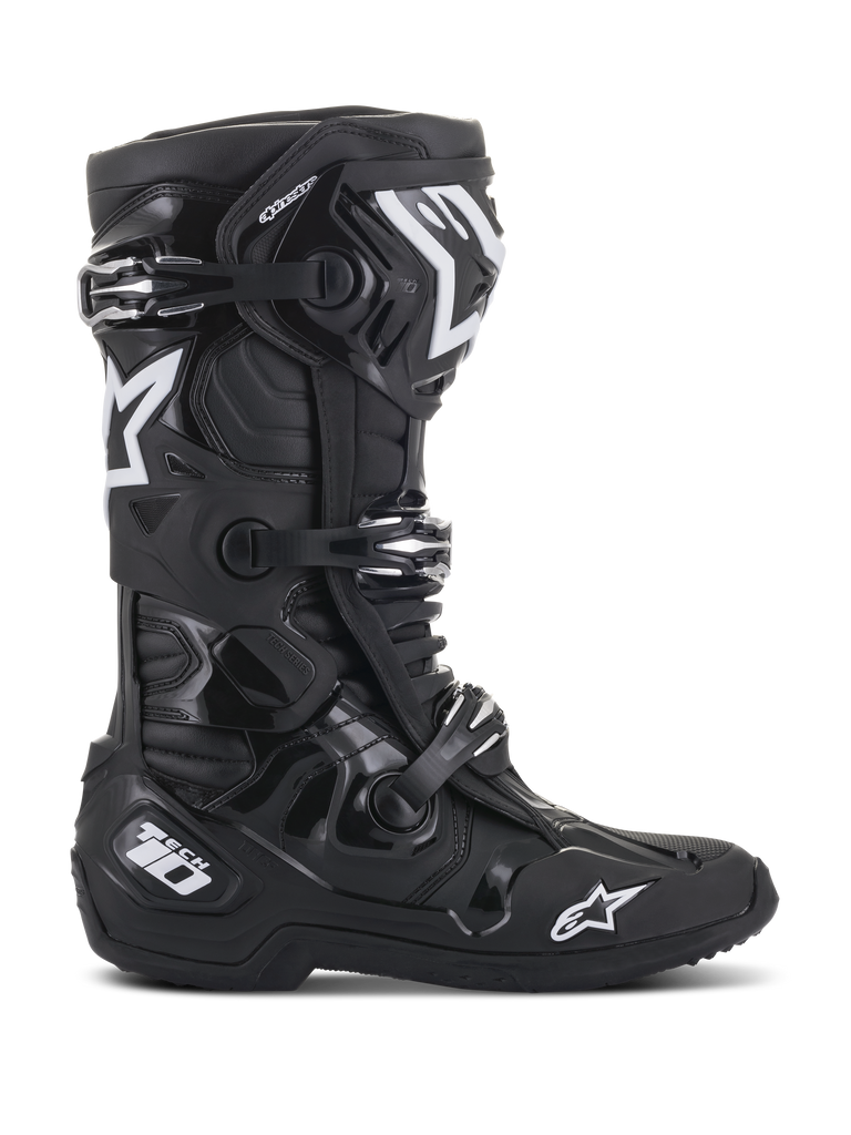 Botas Alpinestars Tech 10, botas de motocross, pretas, vista de perfil lateral com logótipos de estrela Alpinestars brancos e marca Tech 10, sistema de fecho de fivela tripla, estrutura robusta em TPU e construção em microfibra para competição profissional de todo-o-terreno