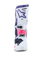Botas Alpinestars Tech 10, botas de motocross, brancas, violetas, azul-marinho e rosa fluorescente, vista frontal, com uma estrutura protetora branca com uma secção superior violeta, logótipo de estrela roxa e detalhes de fivelas em rosa fluorescente, calçado todo-o-terreno de nível profissional