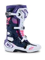 Alpinestars Tech 10, botas de motocross, brancas, violetas, azul-escuras e rosa fluo, vista lateral com fecho de fivela tripla, chassis protetor em TPU, logótipos de estrela Alpinestars e marca DHCP, calçado de competição todo-o-terreno de alto desempenho